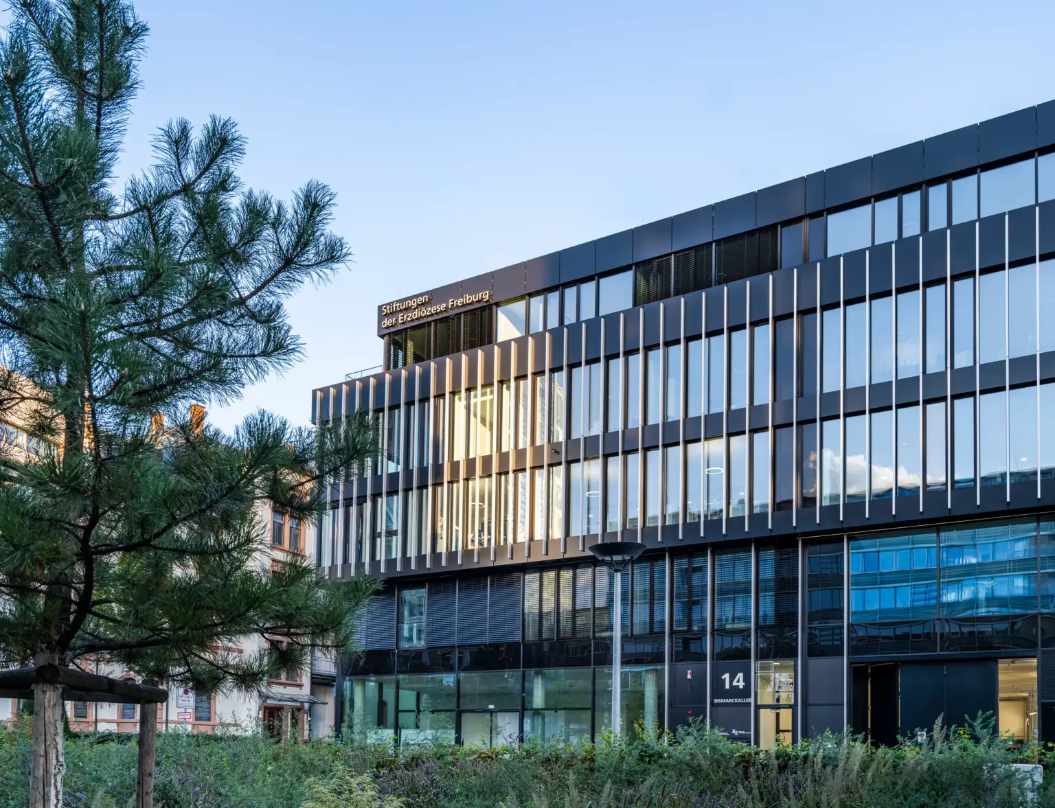 Schulstiftung Freiburg Gebaeude aussen Haupteingang Front Bismarckallee